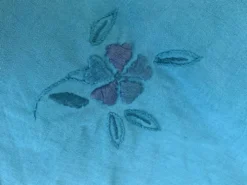 4 serviettes en lin blanc, teintées émeraude, brodées de fleurs et monogrammées, GM anciennes