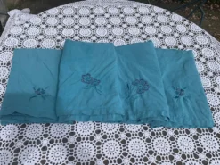 4 serviettes en lin blanc, teintées émeraude, brodées de fleurs et monogrammées, GM anciennes