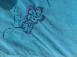 4 serviettes en lin blanc, teintées émeraude, brodées de fleurs et monogrammées, GM anciennes