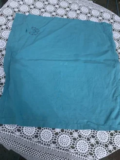 4 serviettes en lin blanc, teintées émeraude, brodées de fleurs et monogrammées, GM anciennes