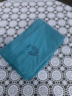 4 serviettes en lin blanc, teintées émeraude, brodées de fleurs et monogrammées, GM anciennes