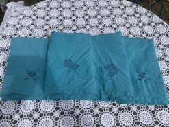 4 serviettes en lin blanc, teintées émeraude, brodées de fleurs et monogrammées, GM anciennes