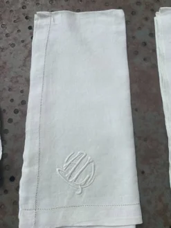 4 serviettes en lin teintées jaune pastel, monogrammées AL