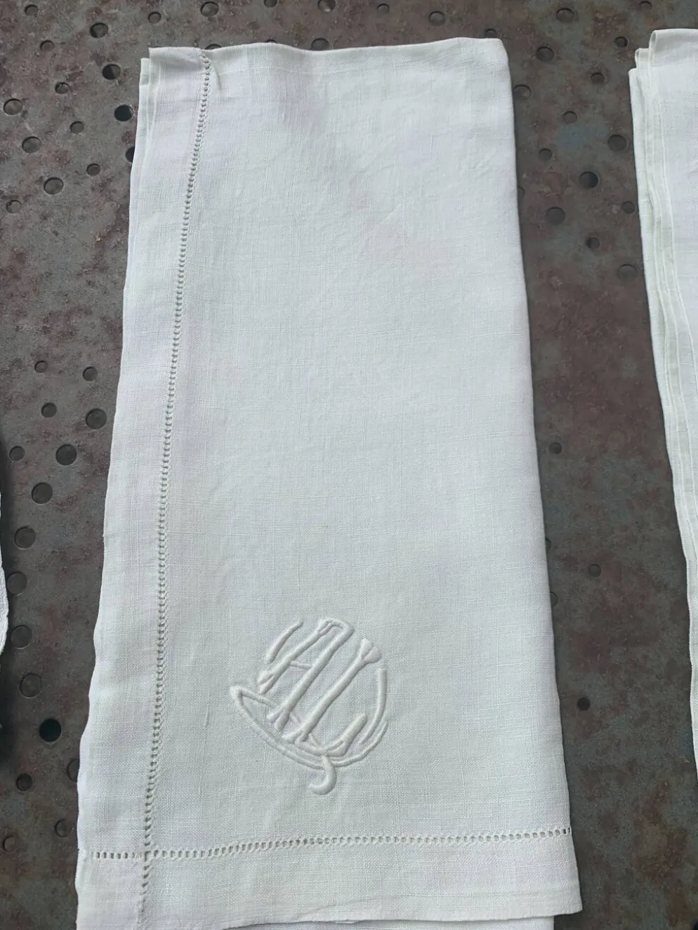4 serviettes en lin teintées jaune pastel, monogrammées AL