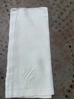 4 serviettes en lin teintées jaune pastel, monogrammées AL