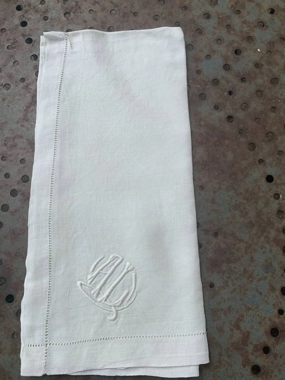 4 serviettes en lin teintées jaune pastel, monogrammées AL