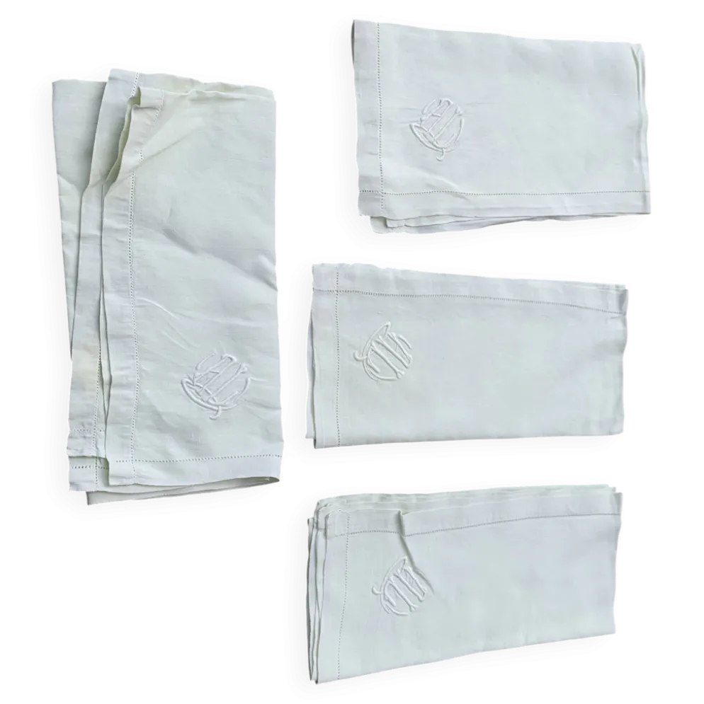 4 serviettes en lin teintées jaune pastel, monogrammées AL