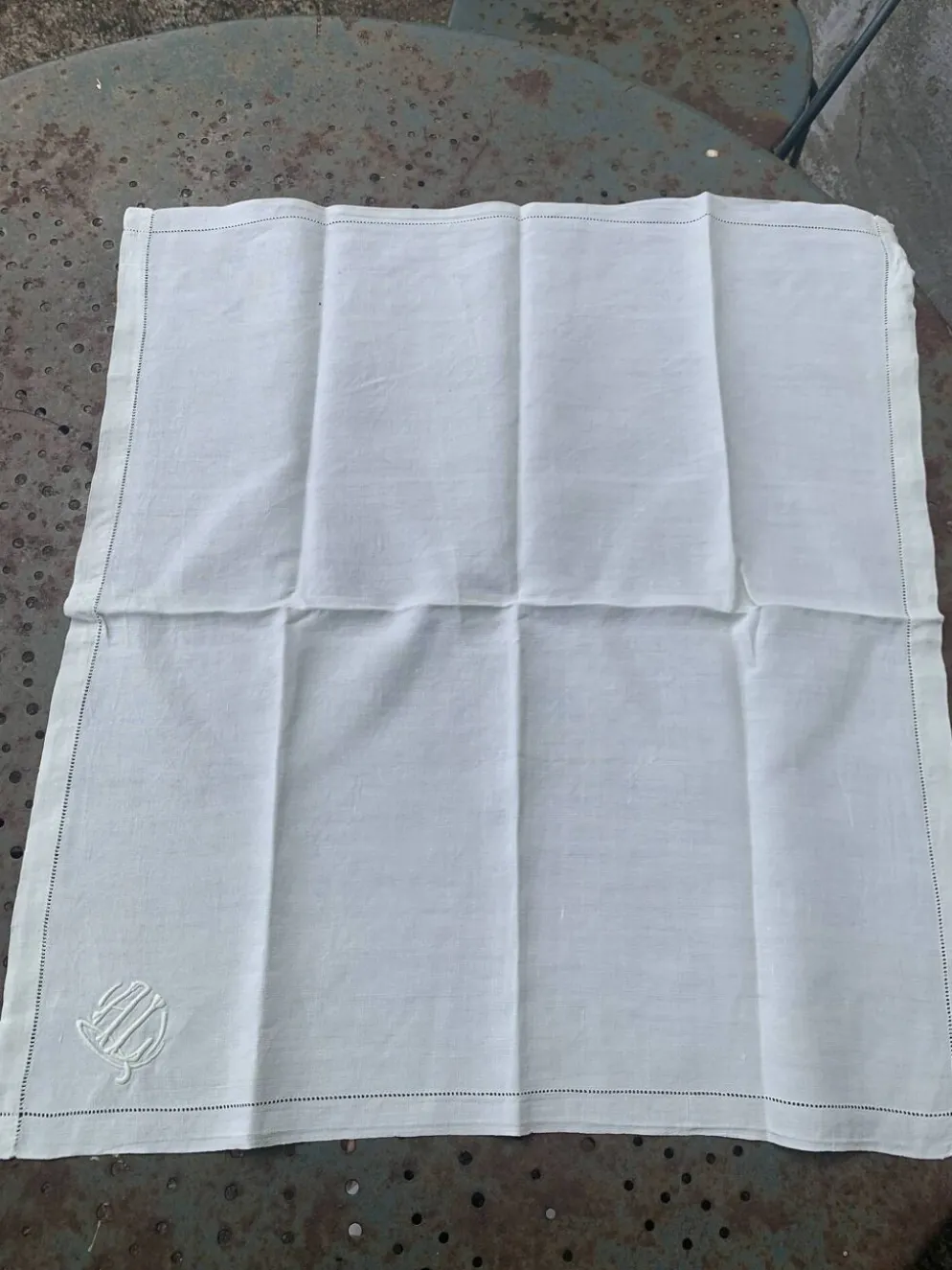 4 serviettes en lin teintées jaune pastel, monogrammées AL
