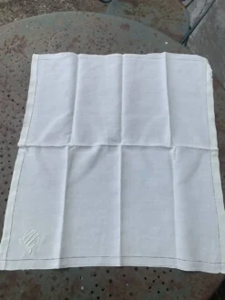 4 serviettes en lin teintées jaune pastel, monogrammées AL