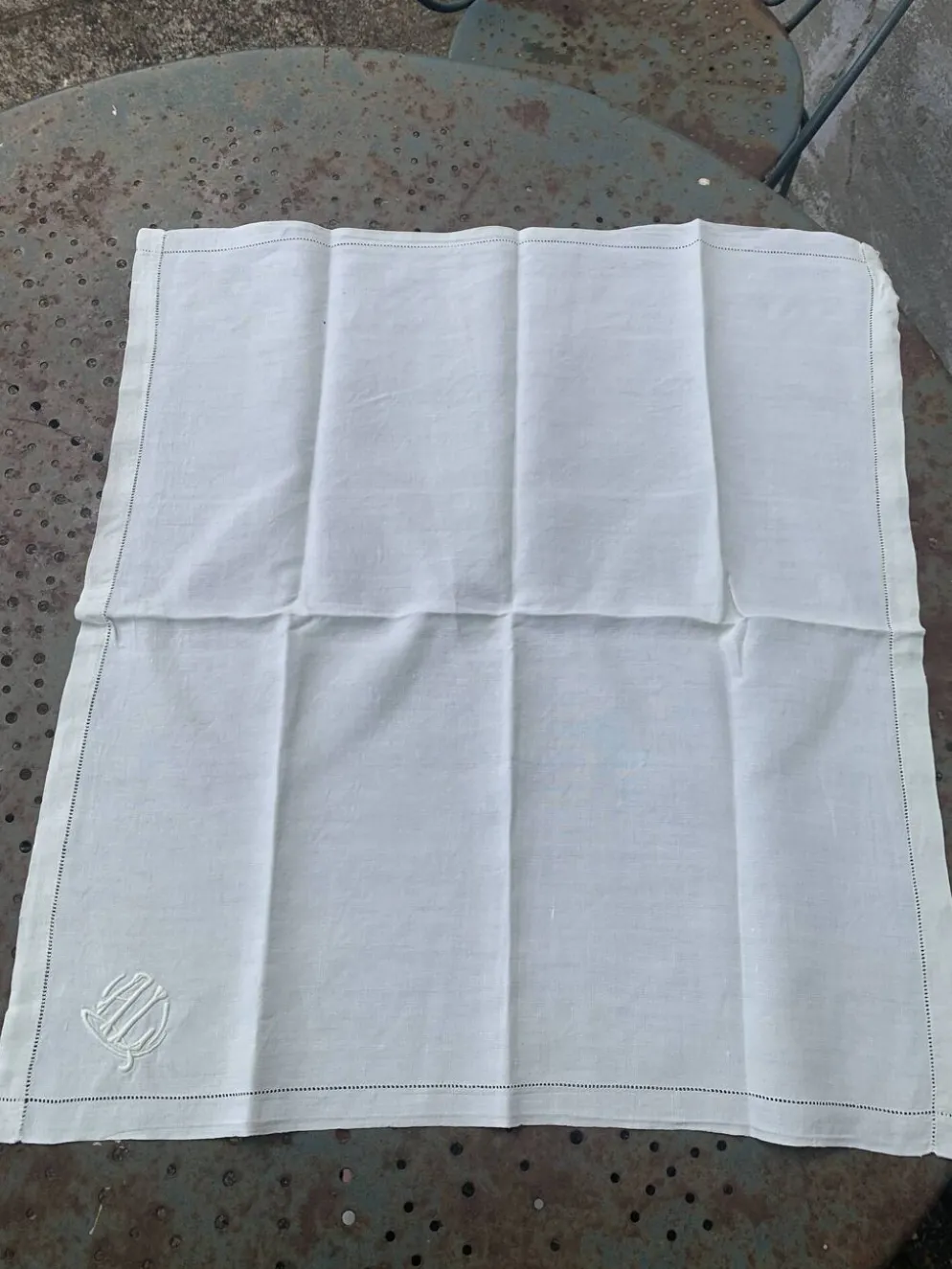 4 serviettes en lin teintées jaune pastel, monogrammées AL