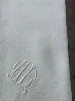4 serviettes en lin teintées jaune pastel, monogrammées AL
