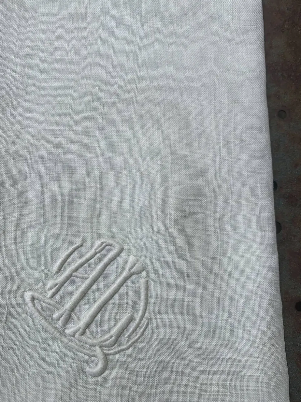 4 serviettes en lin teintées jaune pastel, monogrammées AL