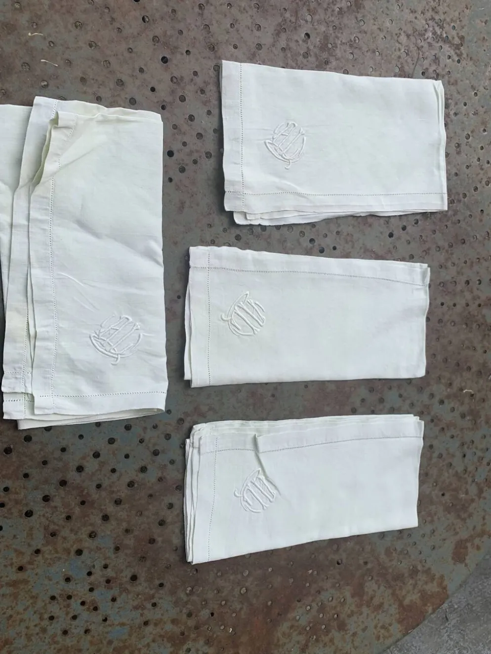 4 serviettes en lin teintées jaune pastel, monogrammées AL