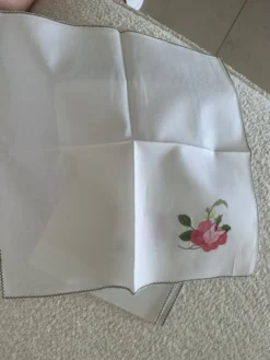 10 serviettes neuves brodées