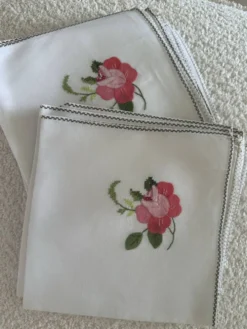 10 serviettes neuves brodées