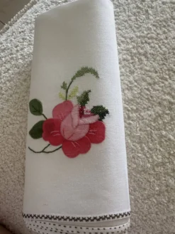 10 serviettes neuves brodées