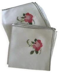 10 serviettes neuves brodées