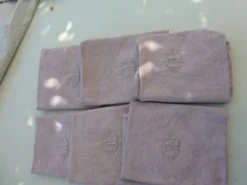 6 serviettes rectangulaires, en coton damassées, teinte Lilas et monogrammées OG, art deco