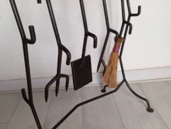 Serviteur de cheminée brutaliste