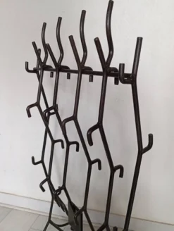 Serviteur de cheminée brutaliste