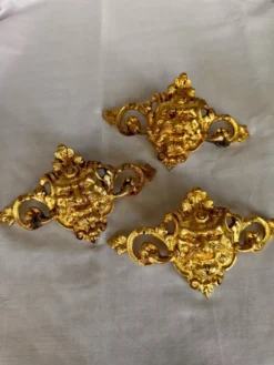 Set de 3 éléments décoratifs en bronze/laiton.
