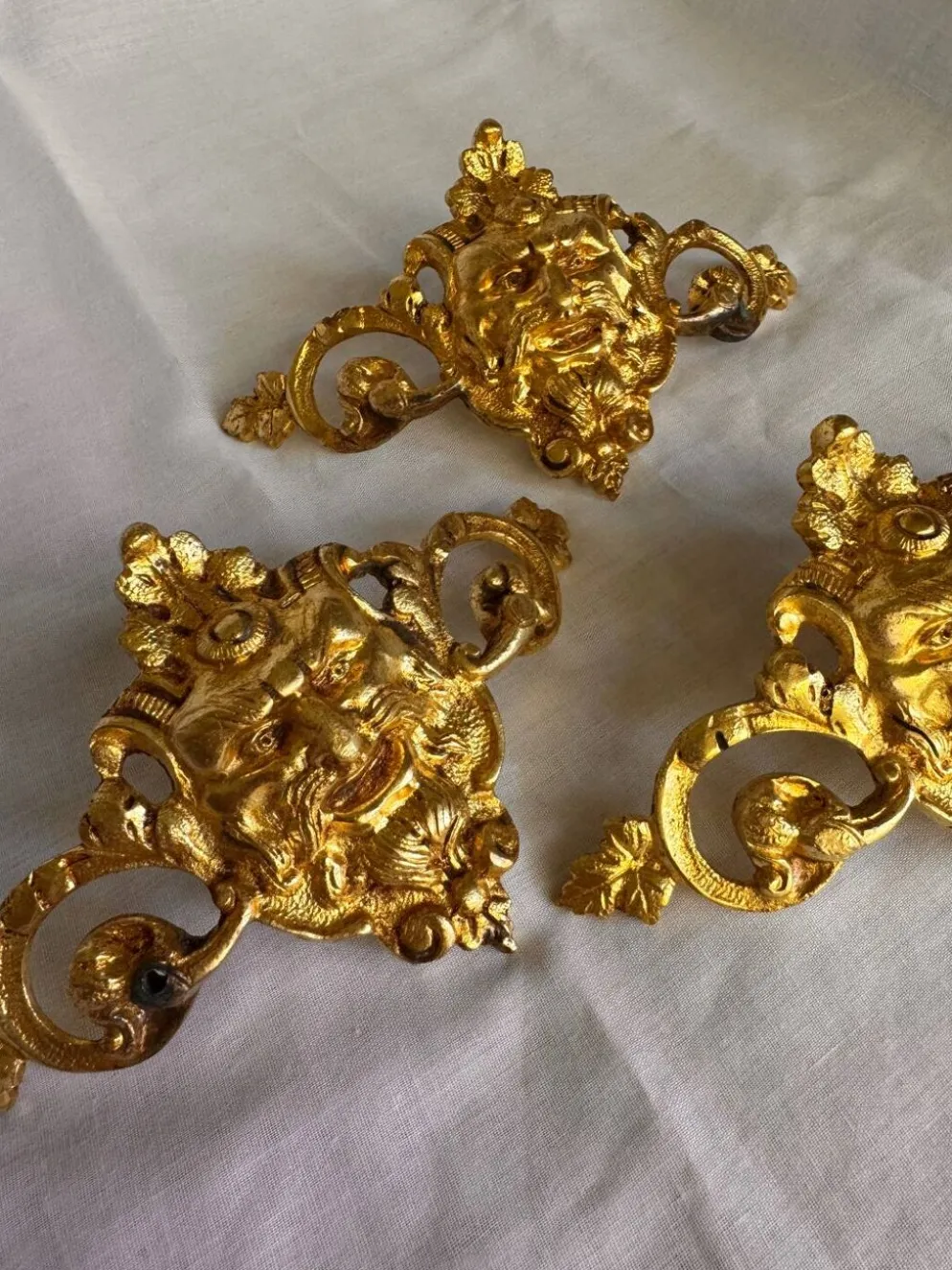 Set de 3 éléments décoratifs en bronze/laiton.