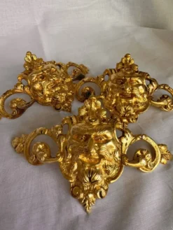 Set de 3 éléments décoratifs en bronze/laiton.