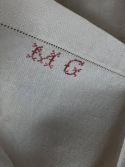 Set de 6 serviettes en lin caviar 1930 brodées MG rouge 65 x 85