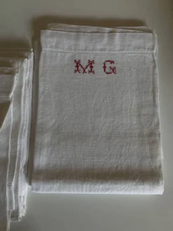Set de 6 serviettes en lin caviar 1930 brodées MG rouge 65 x 85