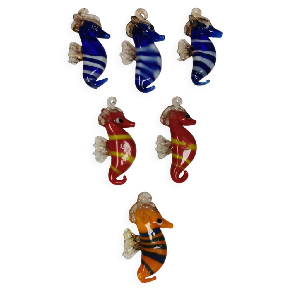 Six petits hippocampes de Murano en verre.