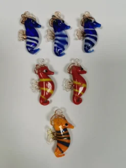Six petits hippocampes de Murano en verre.