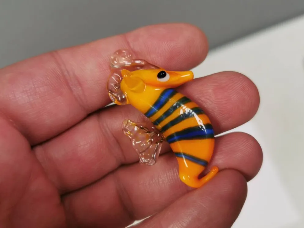 Six petits hippocampes de Murano en verre.