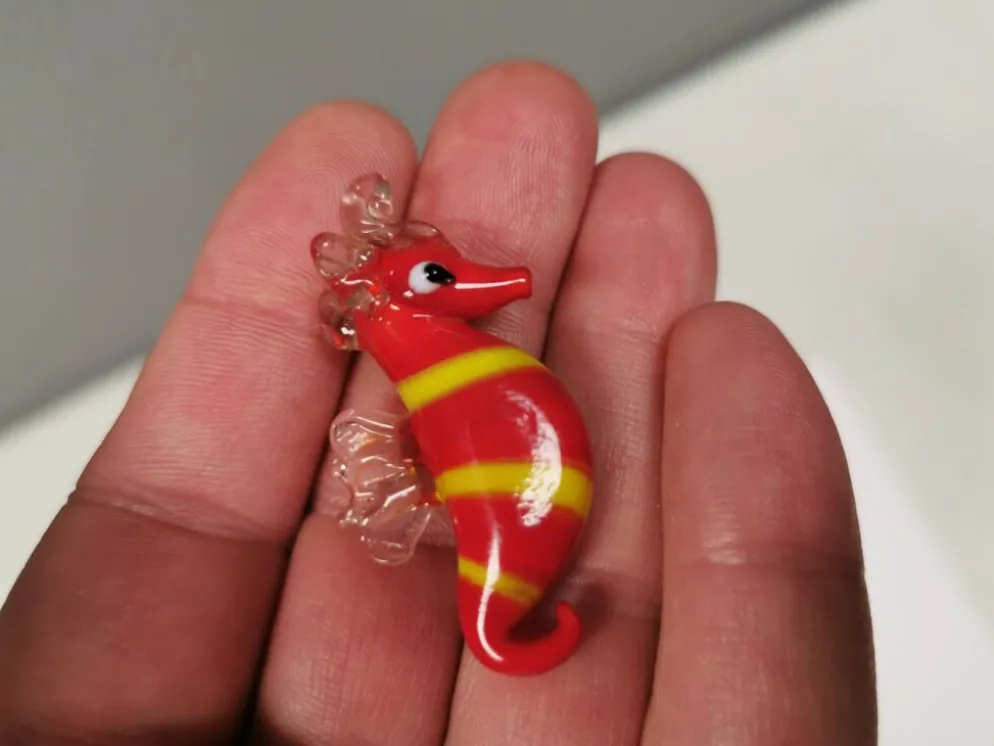 Six petits hippocampes de Murano en verre.