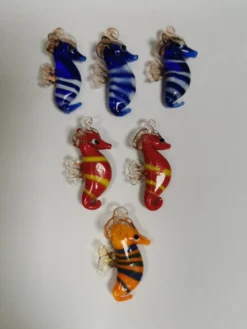 Six petits hippocampes de Murano en verre.