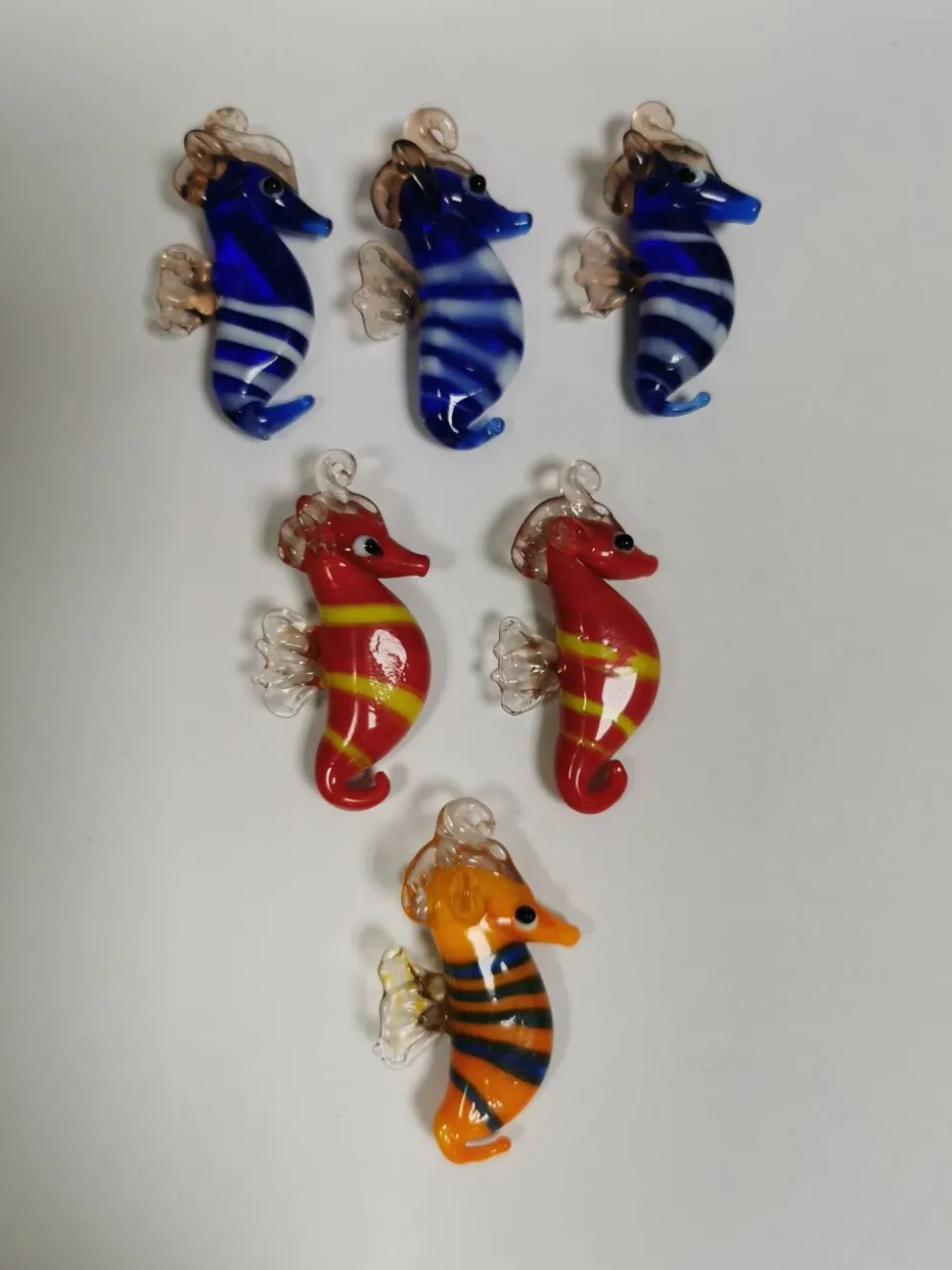 Six petits hippocampes de Murano en verre.