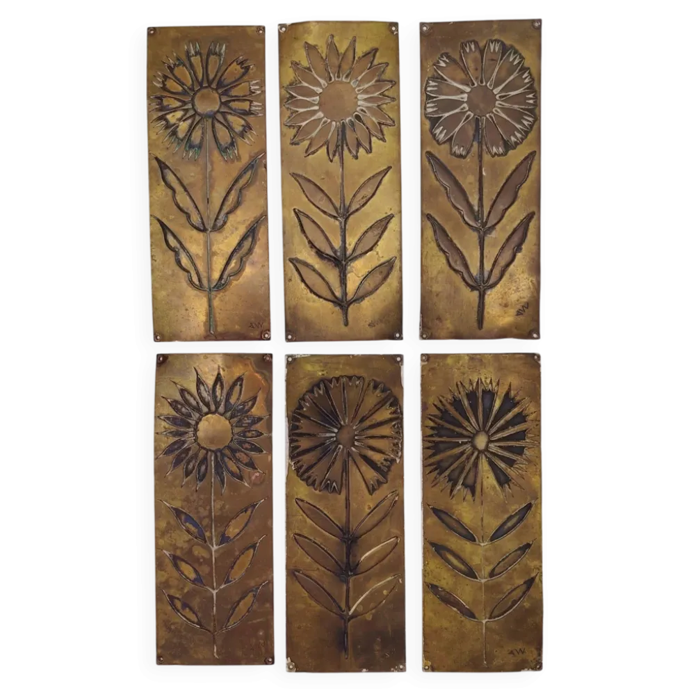 Six plaques de propreté, décor fleurs, laiton