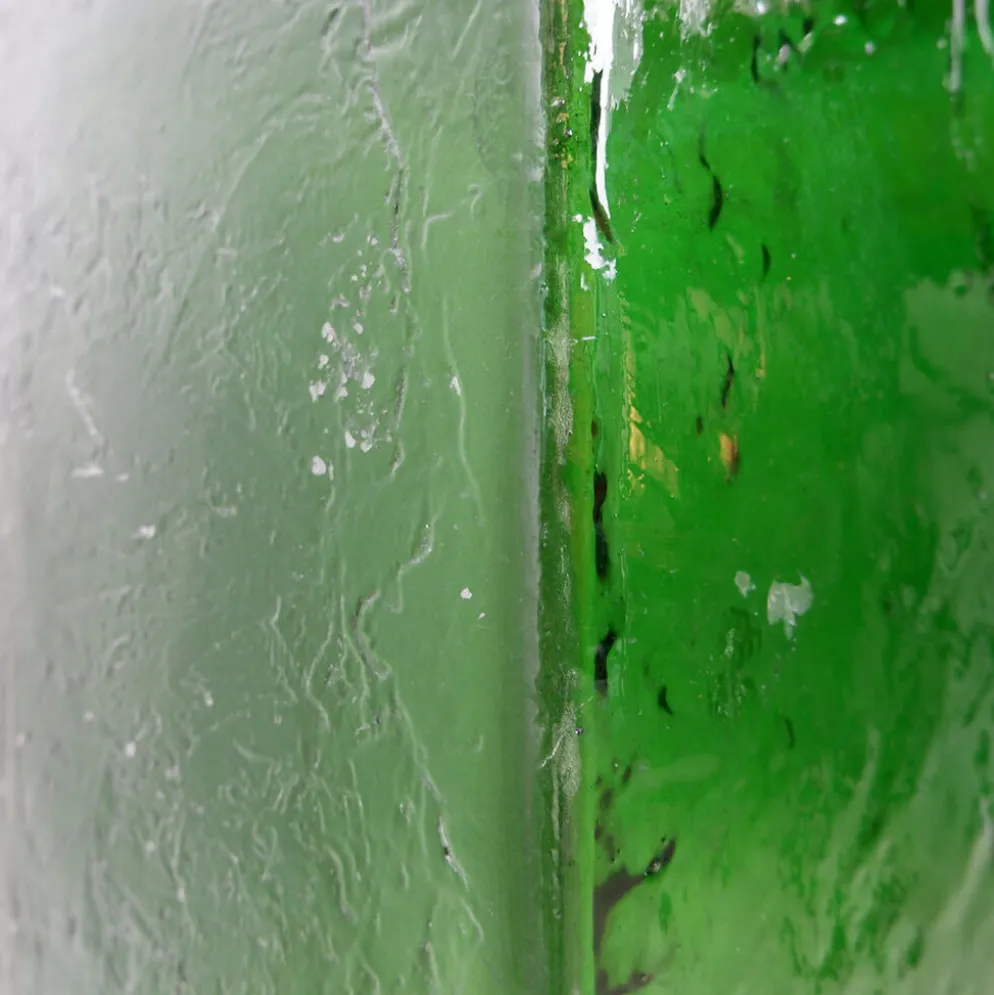 Socle en acrylique translucide vert bouteille
