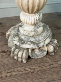 Socle en albâtre sculpté, Italie vers 1880