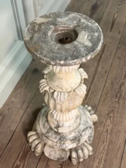 Socle en albâtre sculpté, Italie vers 1880