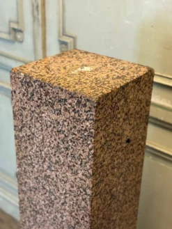 Socle en granit rose, vers 1940