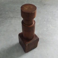 Socle sculptural en bois massif