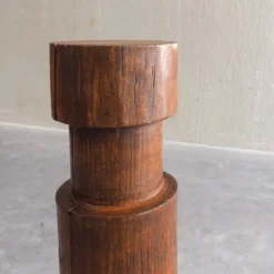 Socle sculptural en bois massif