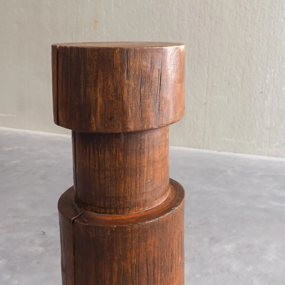 Socle sculptural en bois massif