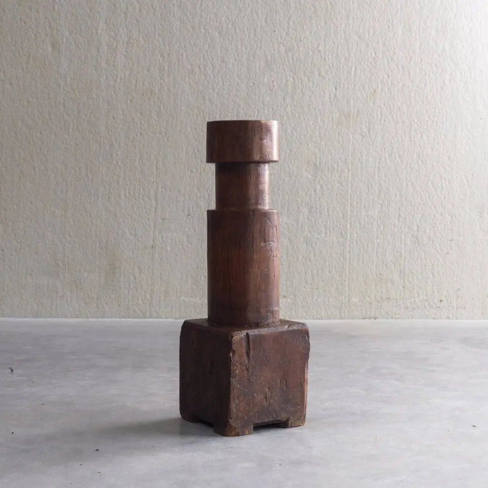 Socle sculptural en bois massif
