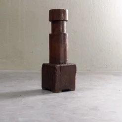 Socle sculptural en bois massif