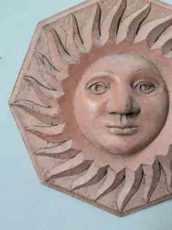 Soleil artisanal en terre cuite terracotta décoration murale vintage bohème