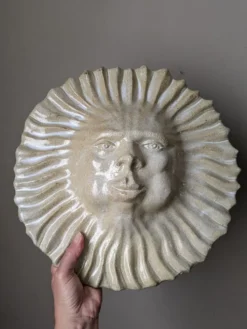 Soleil mural en grès émaillé fabrication artisanale