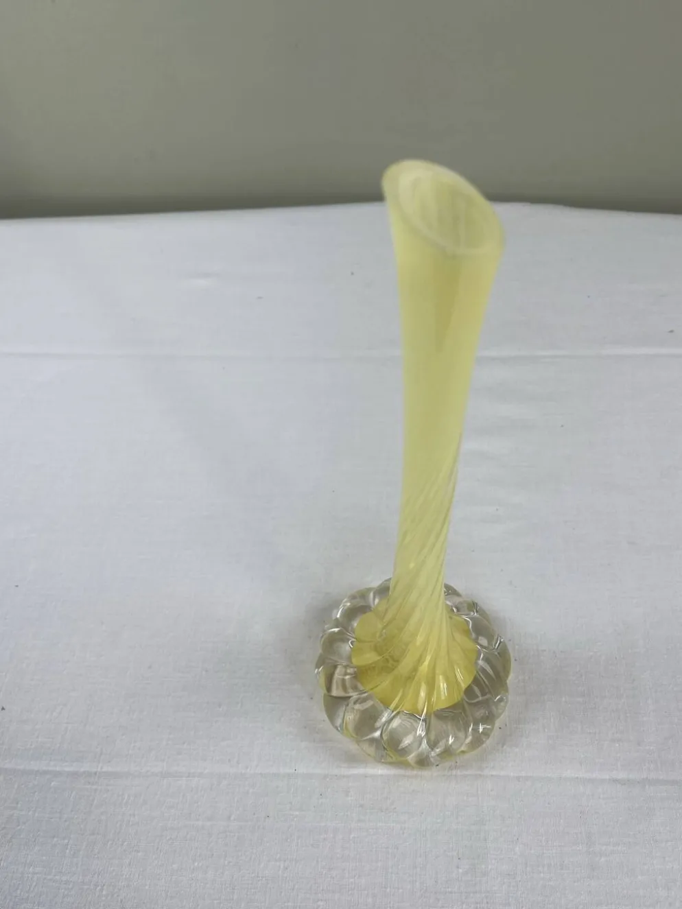 Soliflores en verre d’art jaune torsadé