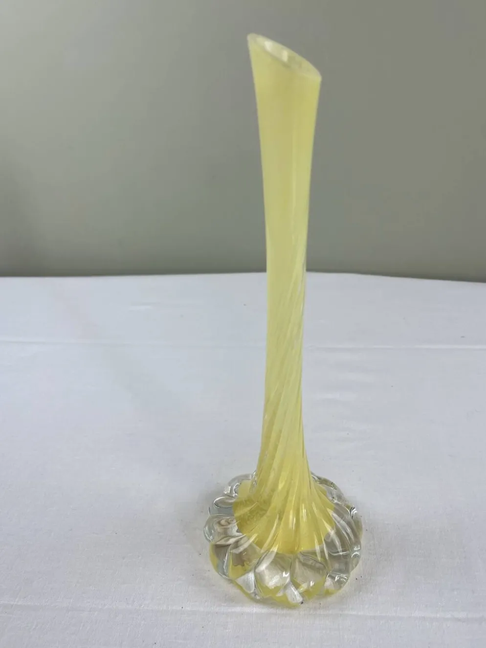 Soliflores en verre d’art jaune torsadé