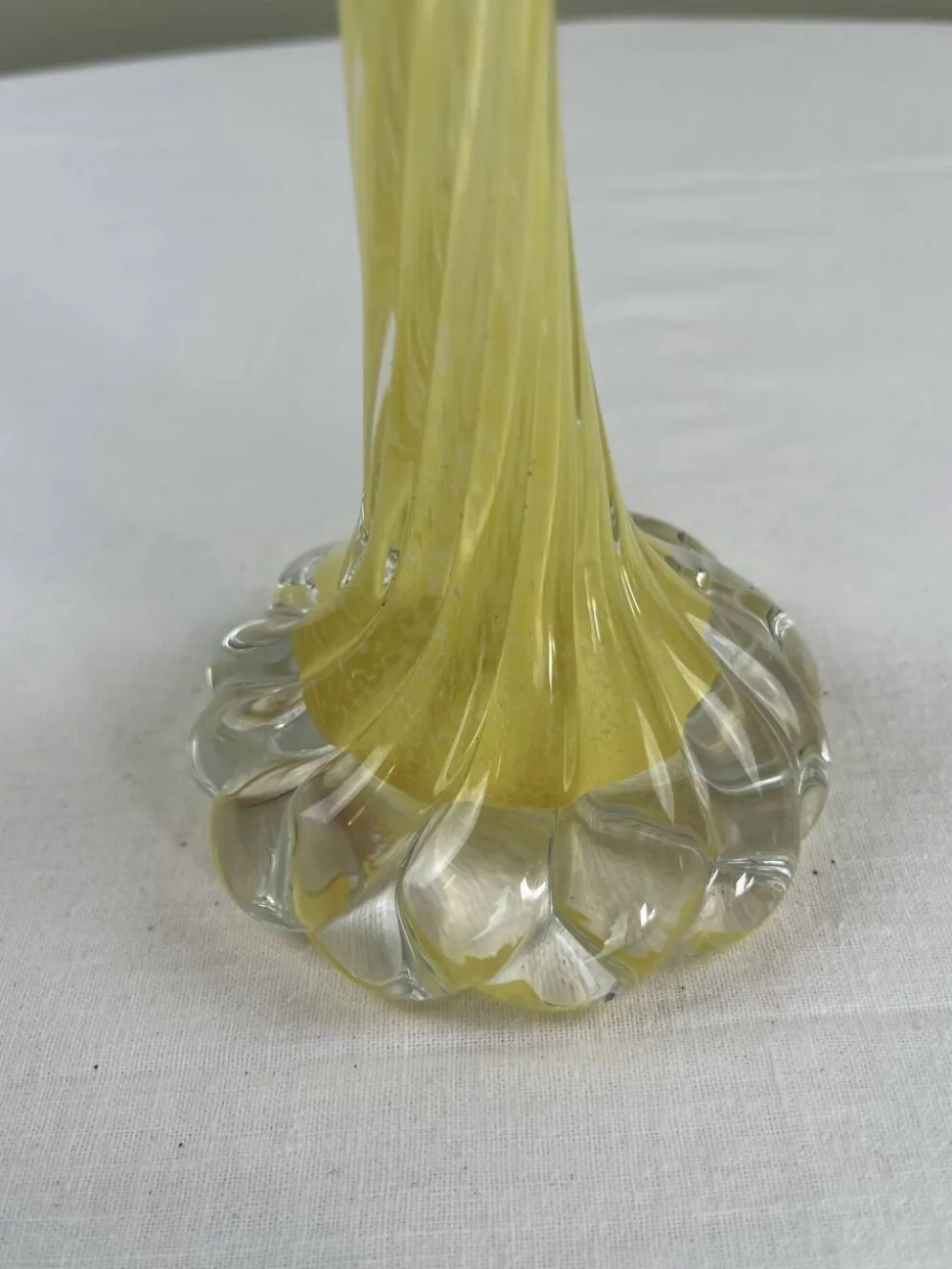 Soliflores en verre d’art jaune torsadé
